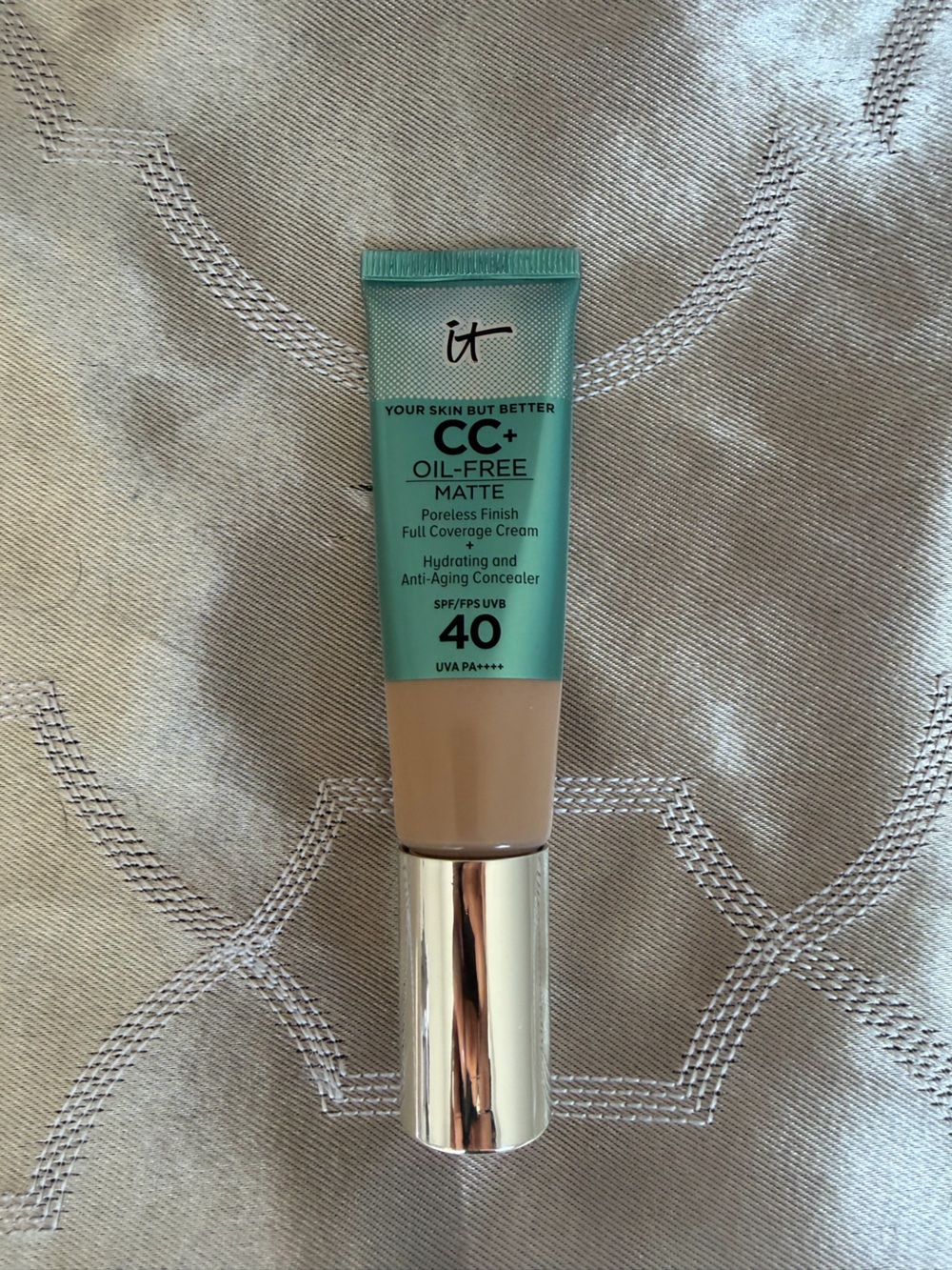 it cosmetics CC+ Oil-Free Matte Cream SPF 40 - Beige with Teal Cap